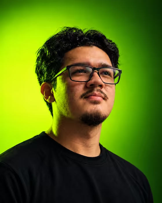 Retrato profissional com fundo verde da NEXO